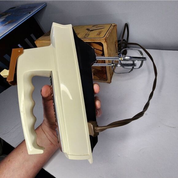 Vintage Sunbeam Mixmaster Burst of Power 5 Speed Hand Mixer 3-73 WORKS - Picture 5 of 8